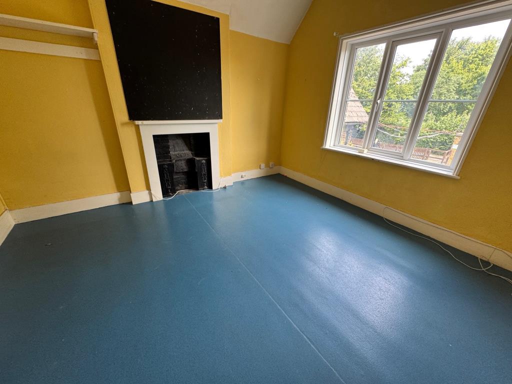 Lot: 43 - FREEHOLD COMMERCIAL PROPERTY WITH CONVERSION/REDEVELOPMENT POTENTIAL - First floor room 1